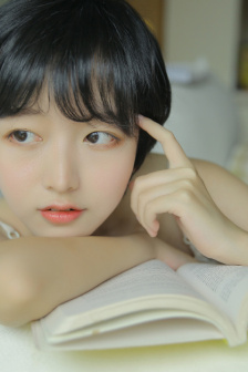公车上把腿张开让人摸